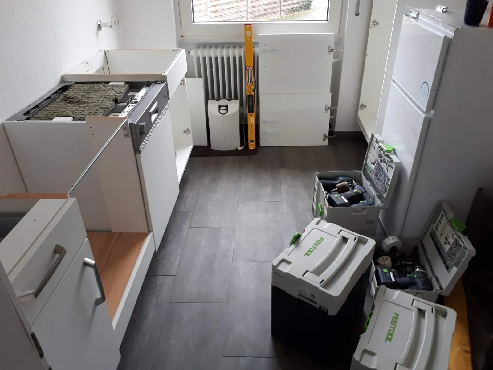 Küchenabbau mit Werkzeug