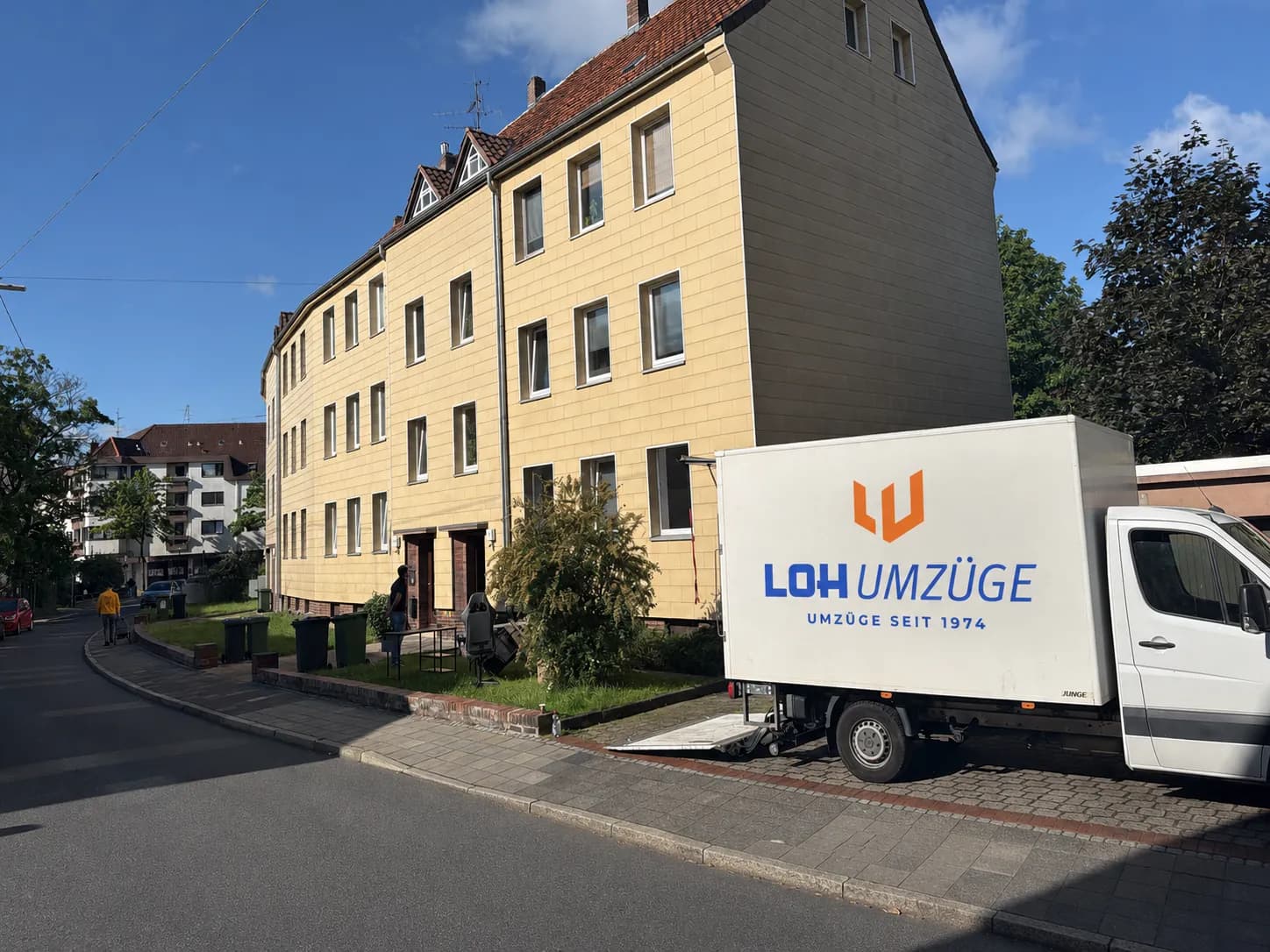 Umzugs-LKW von Loh Umzüge mit Logo vor einem Wohnhaus in Hannover