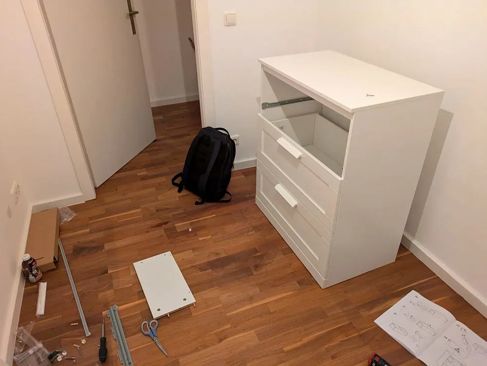 Möbelaufbau: fertige Kommode