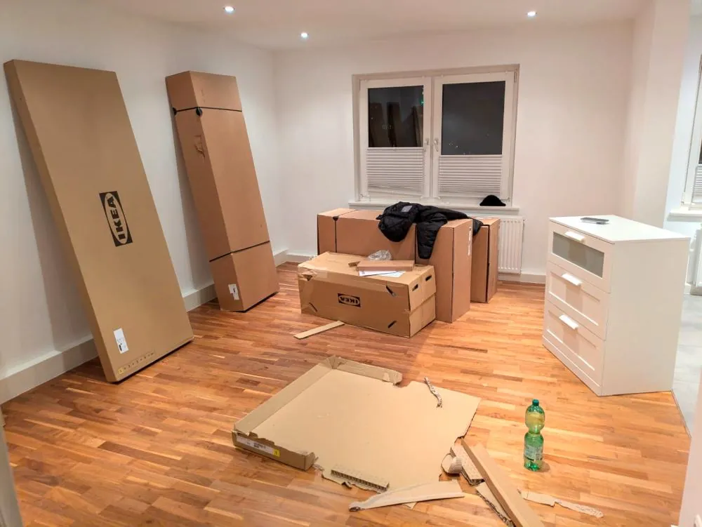 Möbelaufbau: Pakete und Teile vor dem Aufbau